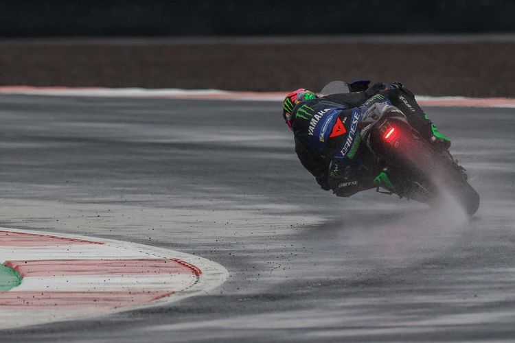 Pebalap Monster Energy Yamaha Fabio Quartararo melaju saat balapan MotoGP seri Pertamina Grand Prix of Indonesia di Pertamina Mandalika International Street Circuit, Lombok Tengah, NTB, Minggu (20/3/2022). Pembalap Red Bull KTM Factory Racing Miguel Oliveira berhasil menjadi juara pertama diikuti pembalap Monster Energy Yamaha Fabio Quartararo dan pembalap Pramac Racing Johann Zarco.