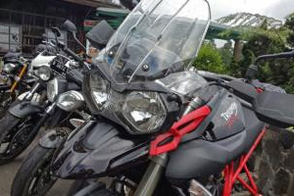 Triumph Tiger 800XC dan deretan model roadster dites di kawasan Puncak, Bogor.