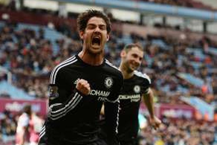 Penyerang Chelsea, Alexandre Pato, merayakan gol ke gawang Aston Villa, pada laga Premier League di Stadion Villa Park, Sabtu (2/4/2016).