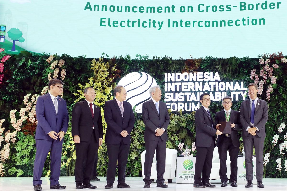 Puah Kok Keong, Chief Executive, Singapore Energy Market Authority/EMA memberikan Persetujuan Bersyarat (Conditional Approval/CA) kepada William Goh, Global Head of Renewable Energy RGE dan Olivier Jouny, Senior Vice President Renewables TotalEnergies, untuk memasok 1,0 Gigawatt Tenaga Surya dari Indonesia ke Singapura. 

Pemberian CA ini turut disaksikan oleh Kwok Fook Seng, Duta Besar Singapura untuk Indonesia, Rachmat Kaimuddin, Deputi Bidang Koordinasi Infrastruktur dan Transportasi di Kemenko Maritim dan Investasi, Dr. Tan See Leng, Menteri Tenaga Kerja dan Menteri Kedua Perdagangan dan Industri Singapura, Teo Chee Hean, Menteri Senior dan Menteri Koordinator Keamanan Nasional Singapura.