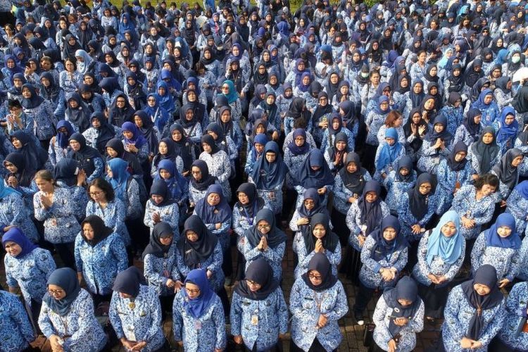 Ilustrasi ASN. Pakar Kebijakan Publik menilai imbauan untuk Aparatur Sipil Negara (ASN) tak menggunakan seragam dinas dan plat mobil dinas merupakan kebijakan jangka pendek yang positif.