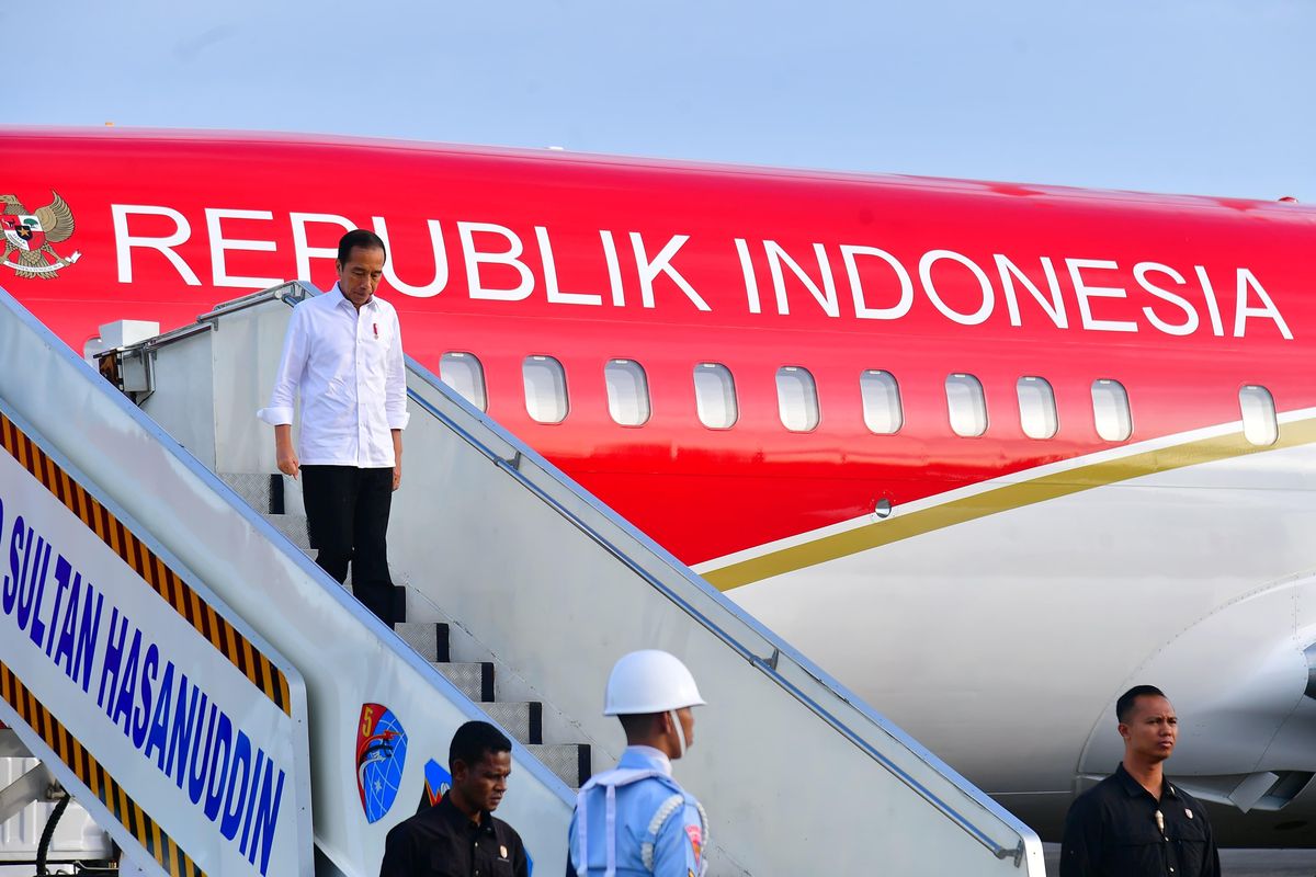Presiden Joko Widodo tiba di Bandara Internasional Sultan Hasanuddin di Kabupaten Maros, Provinsi Sulawesi Selatan, Rabu (21/2/2024) untuk melakukan kunjungan kerja.