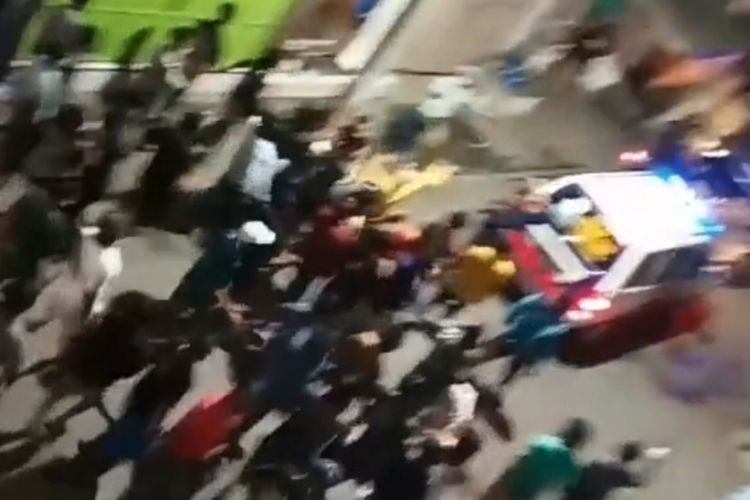 Potongan video viral warga usir rombongan patroli polisi PPKM Darurat di Surabaya Sabtu (10/7/2021) malam.