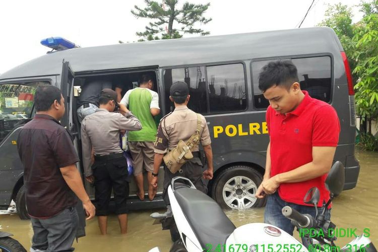 Menggunakan mobil tahanan, 13 tahanan Polres HSU, Kalsel terpaksa di evakuasi ke Lapas Amuntai akibat banjir yang menggenangi Polres HSU, Rabu (13/2/2020).
