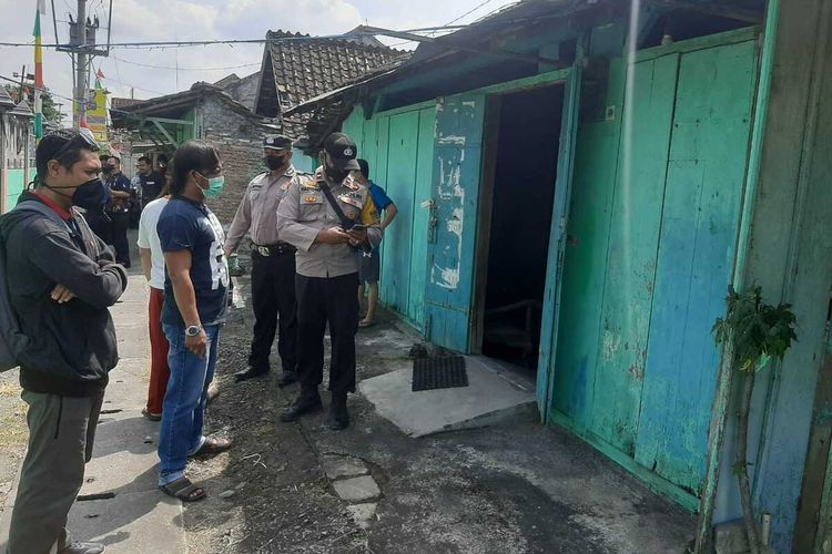 Djoko Wahyu Sadewo, Kakek berusia 59 tahun ditemukan tewas di dalam rumahnya di Dusun Depok Utara, Desa Depok, Kecamatan Toroh, Kabupaten Grobogan, Jawa Tengah, Sabtu (6/8/2022) siang. 