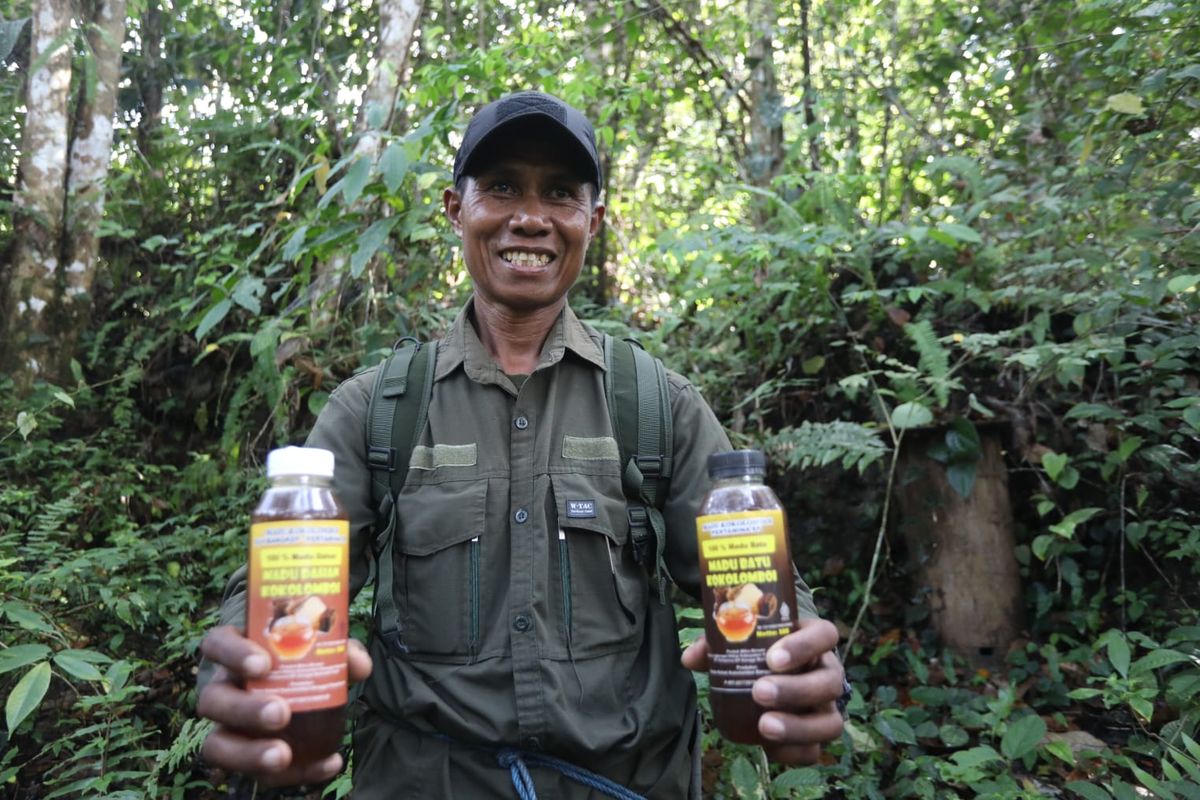 Pertamina EP Donggi Matindok Field (PEP DMF) ajak masyarakat adat Togong Tanga di Banggai, Sulawesi Tengah, untuk membudidayakan lebah di Hutan Kokolomboi di wilayah setempat, untuk mecegah deforestasi. 