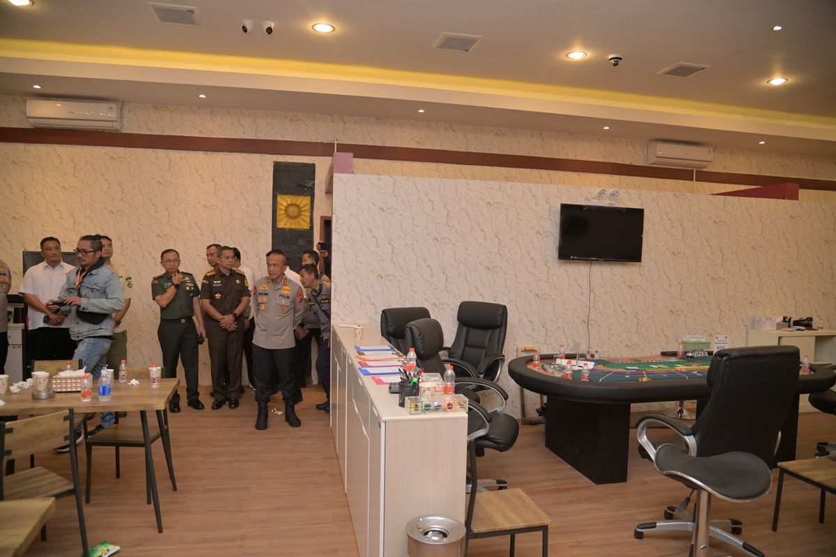 Kapolda Jabar irjen Pol Rudi Setiawan tengah meninjau langsng lokasi penggerebekan tempat judi di kawasan Kosambi, Jalan Ahmad Yani, Kota Bandung, Jawa Barat. Rabu (18/6/2025)