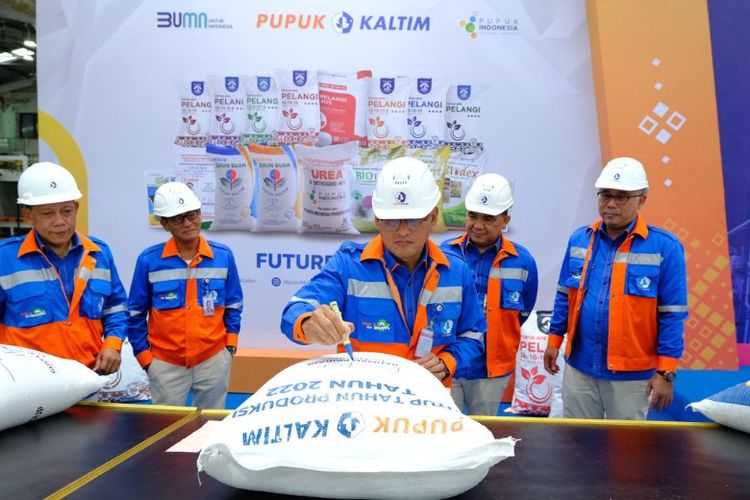 Direktur Utama PKT Rahmad Pribadi melakukan penandatanganan karung produksi akhir 2022. 