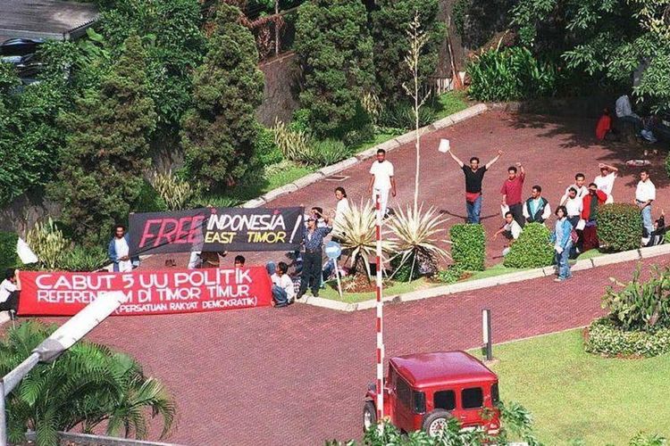 Sejumlah mahasiswa asal Timor Leste (dulu Timor Timur) menggelar unjuk rasa di dalam Kedutaan Belanda, 7 Desember 1995.