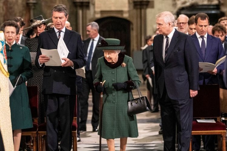 Ratu Elizabeth Inggris, didampingi Pangeran Andrew, Duke of York, menghadiri upacara syukuran mendiang Pangeran Philip, Duke of Edinburgh, di Westminster Abbey di London, Inggris, 29 Maret 2022.