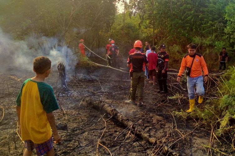 Sejumlah petugas pemadam Nunukan saat memadamkan api yang membakar lahan di areal depan GOR Sei Sembilang