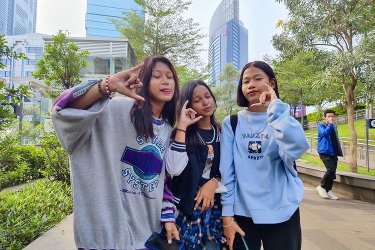 Jeni dan dua temannya yang sedang membuat konten di Stasiun MRT Dukuh Atas, Minggu (25/6/2023) 