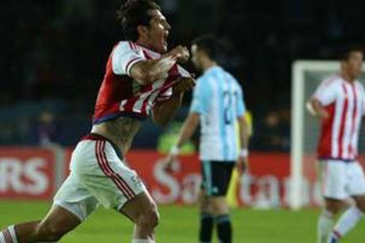 Nelson Haedo Valdez merayakan keberhasilannya mencetak gol ke gawang Argentina, Sabtu (13/6/2015). 