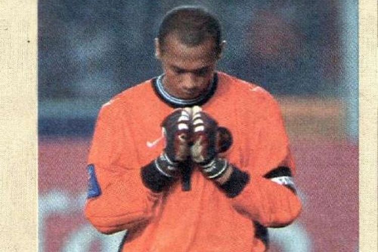 Kiper timnas Indonesia, Hendro Kartiko, bersiap jelang babak adu penalti kontra Thailand pada final Piala AFF 2002 di Stadion Gelora Bung Karno, 29 Desember 2002.