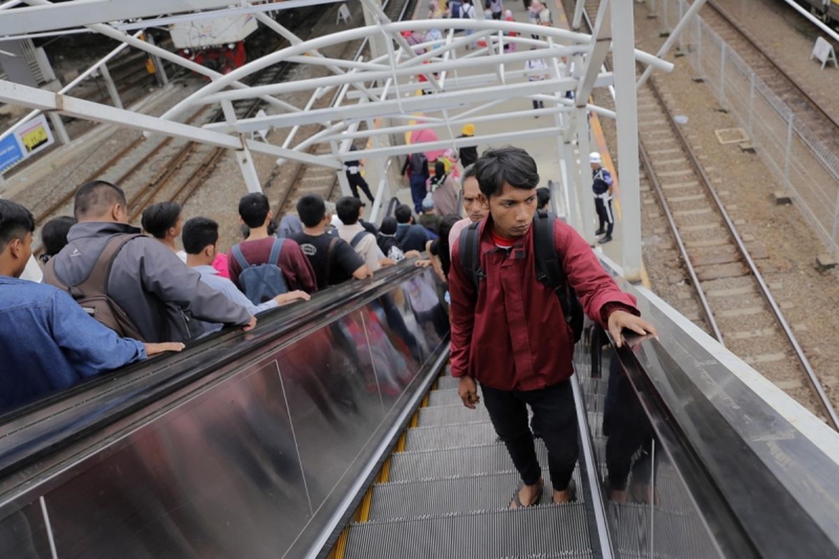 Sejumlah penumpang kereta menggunakan tangga berjalan (escalator) yang mulai dioperasikan di Stasiun Tanah Abang, Jakarta Pusat, Jumat (10/3/2017). Jembatan Penyebrangan Orang (JPO) mulai di ujicoba untuk pengguna jasa KRL berpindah antar peron.