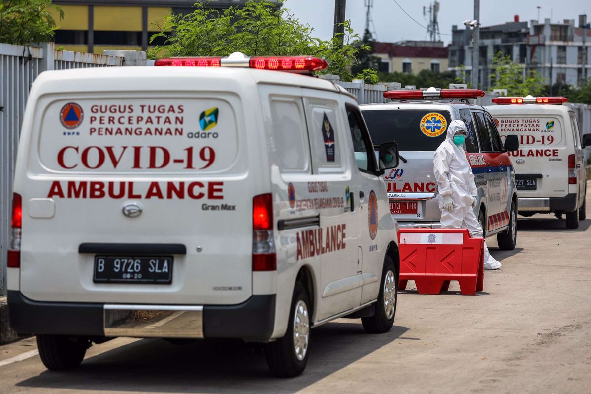 Petugas kesehatan menggunakan alat pelindung diri saat tiba di pos pemeriksaan IGD Rumah Sakit Darurat Penanganan COVID-19, Wisma Atlet Kemayoran, Jakarta Pusat, Rabu (16/9/2020). Gubernur Anies Baswedan pada Sabtu pekan lalu mengatakan saat ini pasien terpapar Covid-19 dengan status Orang Tanpa Gejala atau OTG akan dirawat di RSD Wisma Atlet, sebanyak 1.740 pasien Covid-19 yang dirawat inap hingga Rabu, 16 September 2020.