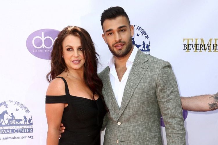 Pasangan Britney Spears dan Sam Asghari menghadiri acara 2019 Daytime Beauty Awards di The Taglyan Complex, Los Angeles, California, pada 20 September 2019. 