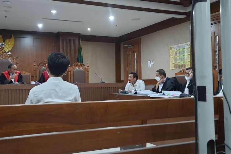 Jerinx saat menantang pelapornya, Adam Deni, untuk menjalani tes poligraf atau uji kejujuran.  Tantangan tersebut diajukan Jerinx dalam sidang mendengarkan keterangan para saksi di Pengadilan Negeri (PN) Jakarta Pusat, Rabu (12/1/2022). 