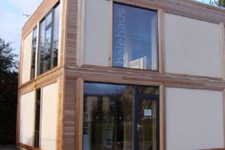 Penelitian terbaru yang dipimpin oleh BRE Centre for Innovative Construction Materials di University of Bath telah menunjukkan bahwa bangunan dengan jerami bisa mengurangi pemakaian energi sebesar 90 persen dibandingkan dengan perumahan konvensional.
