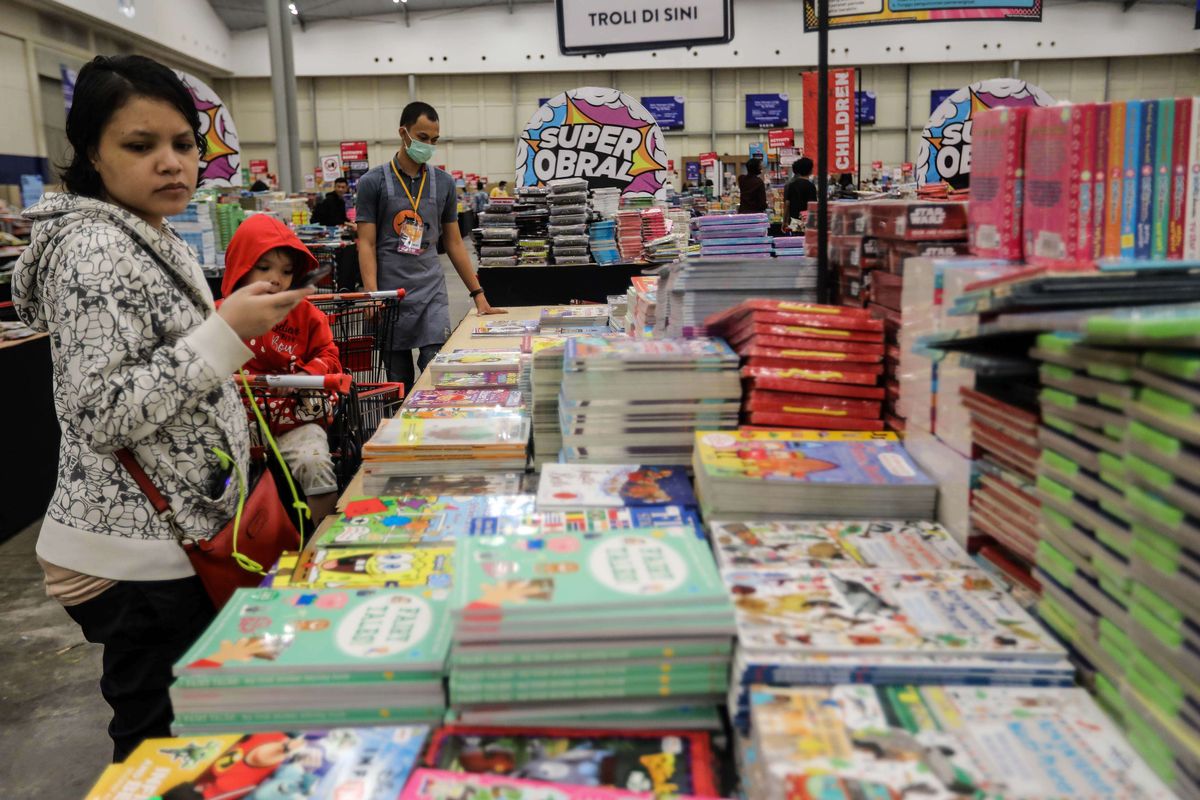 Seorang pengunjung melihat buku saat bazar buku Big Bad Wolf (BBW) di Indonesia Convention dan Exhibition (ICE) BSD, Tangerang (12/3/2020). Bazar BBW Jakarta 2020 menawarkan diskon dari 60 persen hingga 80 persen harga retail untuk buku-buku internasional serta diselenggarakan pada tanggal 6  sampai 16 Maret 2020.
