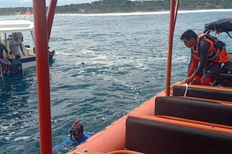 Tim SAR melakukan upaya pencarian terhadap korban Made Turun (55), dengan menyelam di perairan Nusa Lembongan, Klungkung, Bali pada Minggu (26/6/2022). / Humas Basarnas Bali