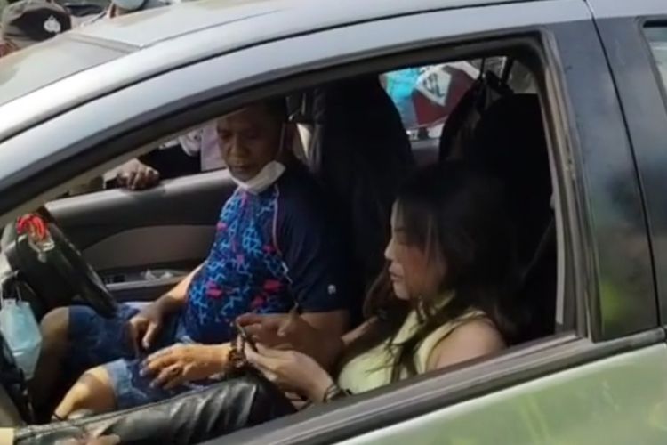 Wanita marahi petugas karena tak terima diputarbalikan di pos penyekatan Simpang JLS Ciwandan, Kota Cilegon