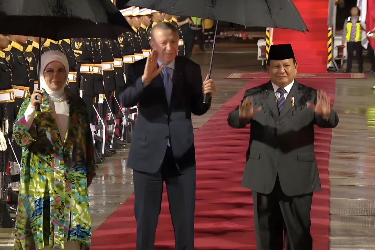Presiden RI Prabowo Subianto dan Presiden Turkiye, Recep Tayyip Erdogan di Lanud Halim Perdanakusuma, Jakarta, Selasa (11/2/2025) malam.
