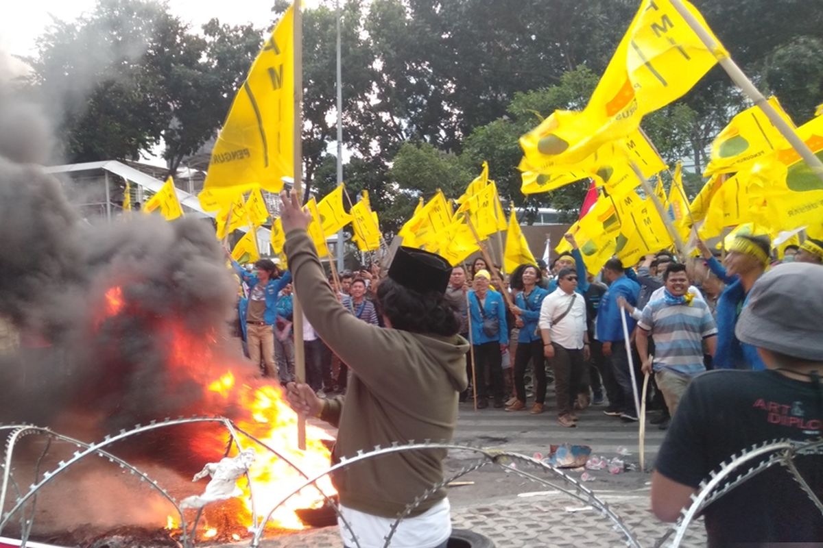 Massa PMII lempari gedung KPK dengan air mineral kemasan gelas, Senin (23/9/2019)