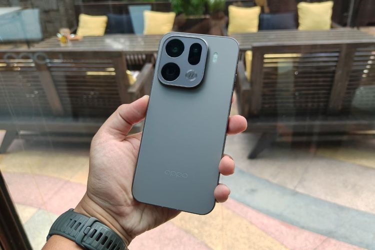 Oppo Find X9 Pro warna Titanium Charcoal.