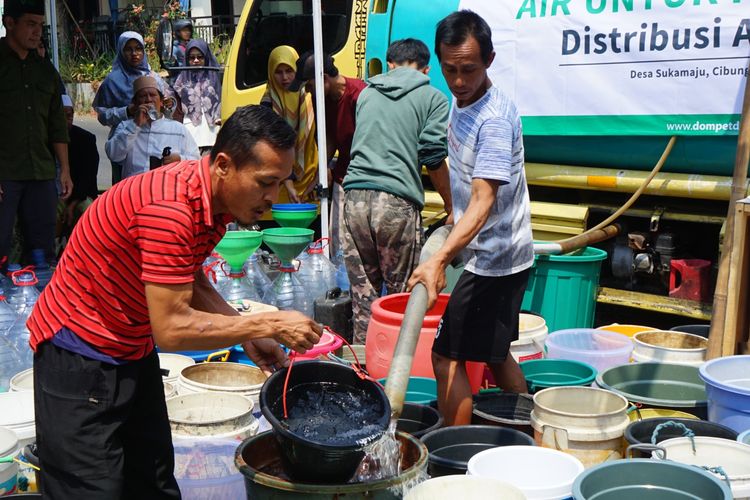 Mengalirkan kebaikan para donatur, Dompet Dhuafa alirkan program Air untuk Kehidupan bagi masyarakat Bogor dan Sukabumi yang tengah dilanda krisis air bersih, pekan lalu.
