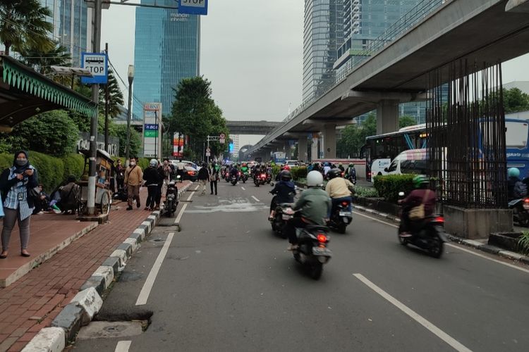 Massa demonstrasi dari Front Persaudaraan Islam (FPI) dan Persaudaraan Alumni (PA) 212 di depan gedung Kedutaan Besar (Kedubes) India, Jakarta, telah membubarkan diri pada Jumat (17/6/2022), sekitar pukul 17.04 WIB. Jalan HR Rasuna Said, Setiabudi, Jakarta Selatan, kembali dibuka.