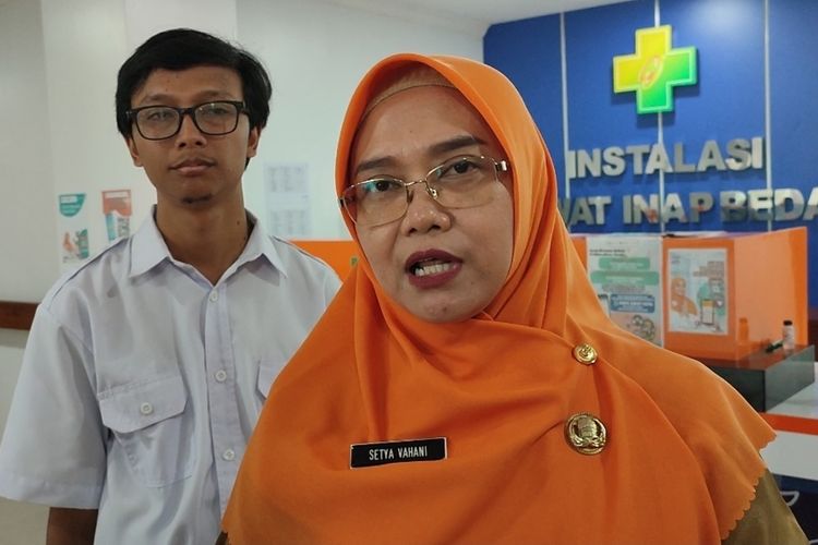Kepala Sub Koordinator Pelayanan Keperawatan RSD Gunung Jati, Setya Vahani, memberikan penjelasan terkait perubahan dari kelas BPJS menjadi KRIS kepada Kompas.com di ruang Nyimas Gandasari, Selasa (14/5/2024) siang