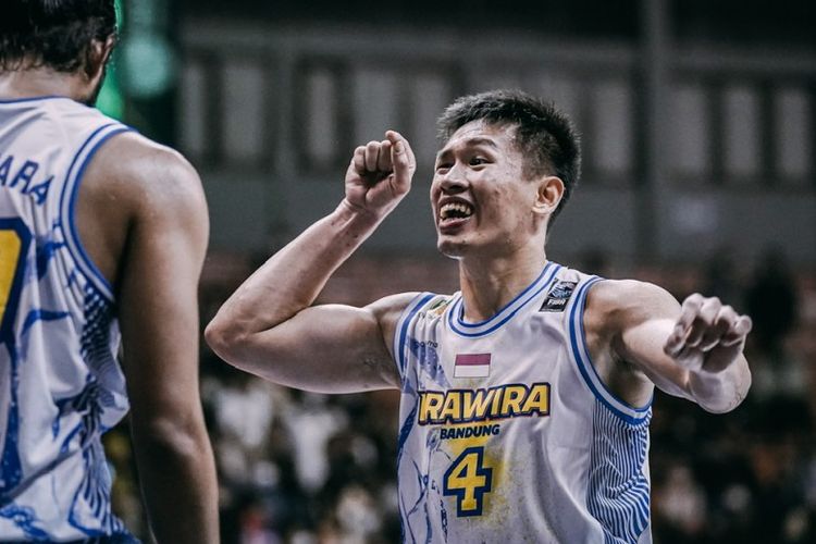 Bintang Prawira Bandung, Abraham Damar Grahita, ketika menghadapi Dewa United Surabaya  pada game pertama playoff IBL 2022 yang dihelat di C-Tra Arena Bandung, Sabtu (13/8/2022). Terkini, Abraham dilaporkan telah resmi bergabung dengan klub peserta Liga Basket Jepang, Veltex Shizuoka.