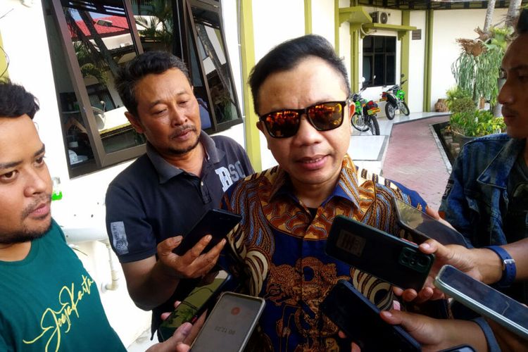 Mantan Wakil Bupati Blitar Rahmat Santoso menjawab pertanyaan wartawan usai menjalani pemeriksaan di Kejaksaan Negeri Blitar, Rabu (8/11/2023)