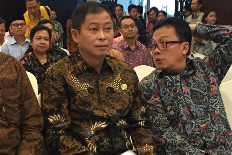 Menteri Energi dan Sumber Daya Mineral (ESDM) Ignasius Jonan (tengah) saat menghadiri acara penandatanganan naskah amandemen Perjanjian Karya/Kerja Sama Pengusahaan Pertambangan Batubara (PKP2B) di kantor Kementerian ESDM, Selasa (14/11/2017). 