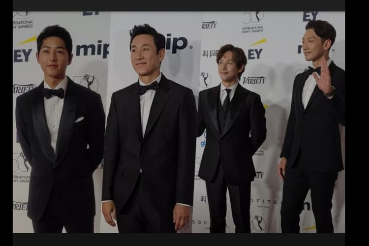 Selebritas Korea termasuk Song Joong Ki, Im Siwan, Rain, dan Lee Sun Gyun berjalan di red carpet Emmy Internasional ke-50.