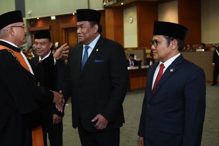 Ketua Mahkamah Agung M. Hatta Ali, mengucapkan selamat pada Wakil Ketua DPR RI Rachmad Gobel setelah pengucapan janji dan sumpah masa bakti 2019 - 2024, di Gedung Nusantara II, Senayan, Jakarta, Selasa (1/10/2019).