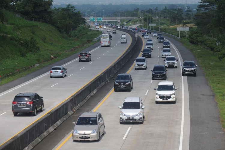 Kendaraan melintas di Jalan Tol Solo-Semarang, Mojosongo, Boyolali, Jawa Tengah, Kamis (5/5/2022). Pemerintah mengimbau masyarakat untuk kembali lebih awal sebelum 6 Mei dan sesudah 8 Mei 2022 agar dapat menghindari kepadatan pada puncak arus balik Lebaran 2022.
