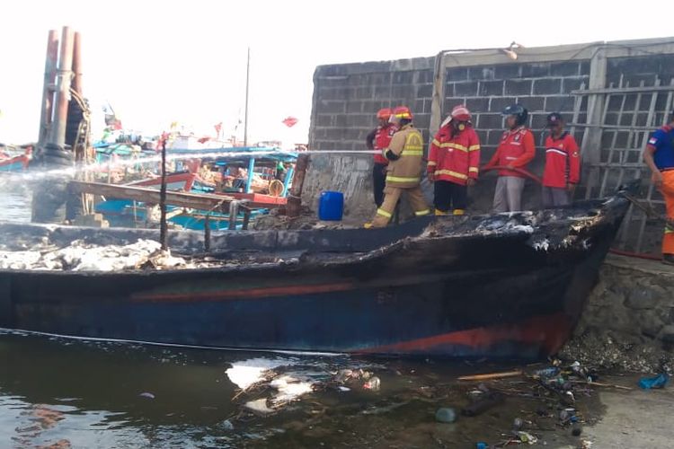 Kapal ikan Berkah Illahi 3 terbakar saat sedang sandar di Pelabuhan Perikanan Samudra Cilacap, Jawa Tengah, Kamis (7/12/2023).