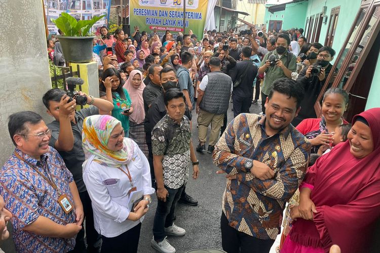 Direktur Utama SMF, Ananta Wiyogo, PPK Pengembangan Kawasan Permukiman, Kementerian PUPR, Nurasyiah, dan Walikota Medan, Bobby Nasution berdialog bersama warga Kawasan Kelurahan Tegal Sari Mandala II, Kota Medan saat seremonial peresmian, Kamis (9/3/2023).