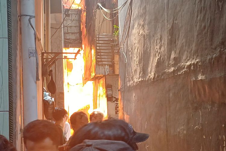 Damkar Kerahkan 130 Personel Padamkan Kebakaran Pemukiman Padat di Bandengan Jakut
