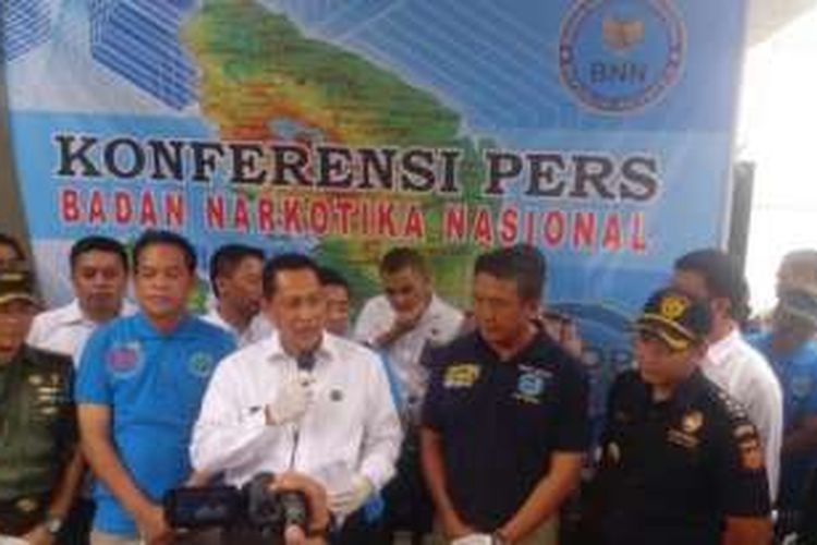 Kepala Badan Narkotika Nasional (BNN) Komjen Budi Waseso (berkemeja putih) saat memaparkan tangkapan 20 kilogram sabu dan ribuan butir pil ekstasi di Medan, Senin (11/4/2016). 
