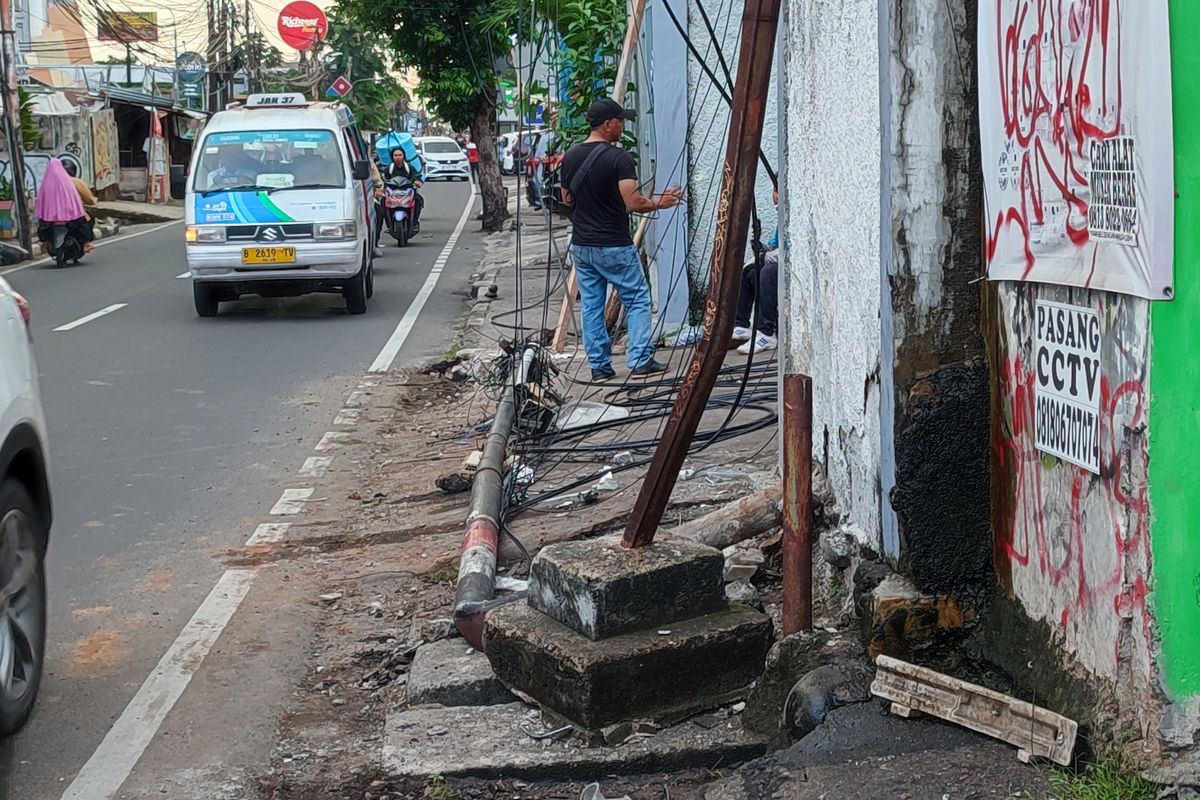 Pengendara Mobil Tabrak Tiang Internet di Jalan Raya Condet