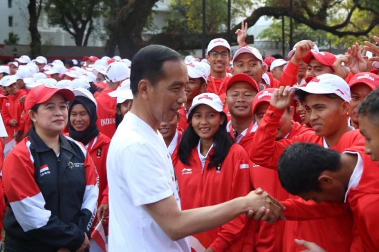 Menko PMK Puan Maharani dan Presiden Jokowi saat melepas tim Indonesia untuk Asian Games 2018 di Istana Negara, Rabu(8/8/2018).