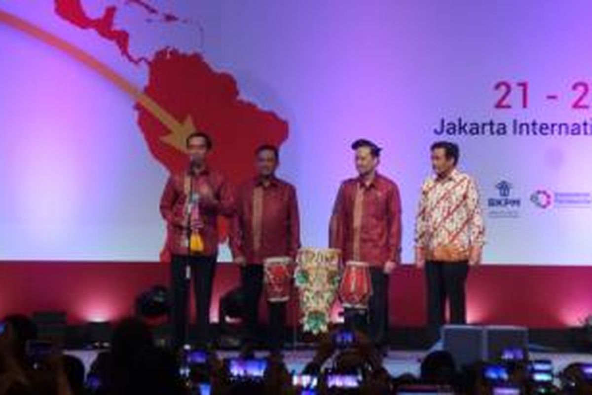 Presiden Joko Widodo didampingi Menteri Perindustrian Saleh Husin, Menteri Perdagangan Thomas Lembong, dan Wakil Gubernur DKI Jakarta Djarto Syaiful Hidayat, saat membuka Trade Expo Indonesia (TEI) ke-30, di Kemayoran, Jakarta, Rabu (21/10/2015).
Powered by Telkomsel BlackBerry®