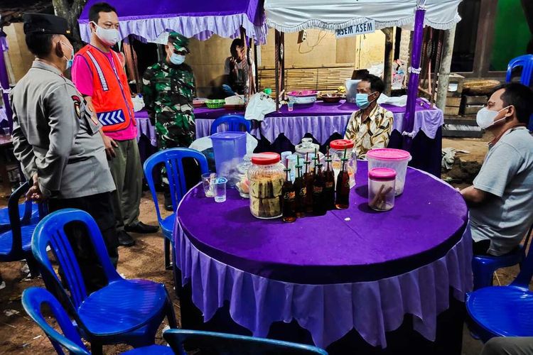 Satuan Tugas Covid-19 Kabupaten Kudus, Jawa Tengah membubarkan tiga hajatan pernikahan yang digelar di wilayah Kecamatan Jekulo, Sabtu (29/5/2021) malam.