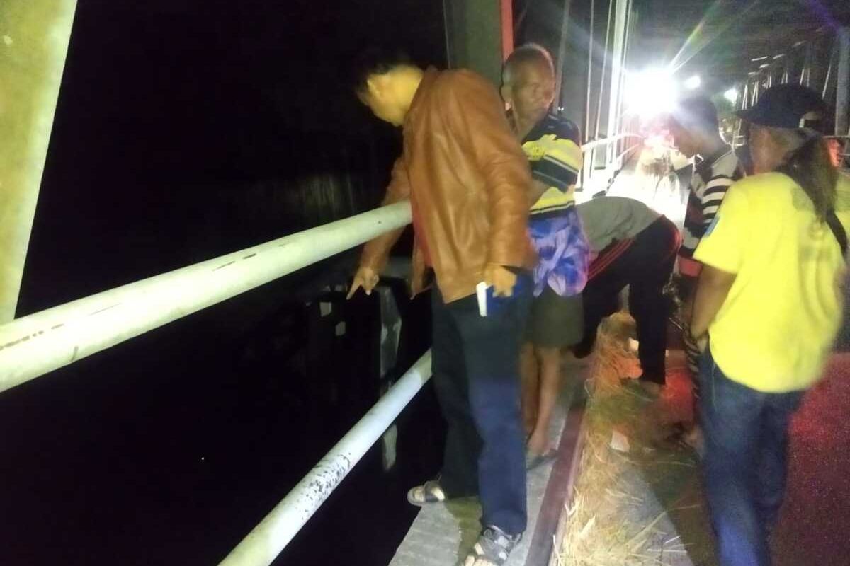 Balita di Kabupaten Magetan, ditemukan tewas mengambang di aliran Bengawan Madiun pasca terlempar dari motor yang di tumpangi oleh kakaknya DKA (16) bersama pacarnya MF (22). Balita 2,5 tahun tersebut terlempar dari Jembatan Ngujung Desa Taji, setelah motor yang ditumpangi terjatuh menabrak pembatas jembatan.