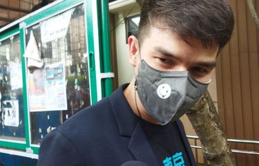 Artis peran Jonathan Frizzy saat ditemui di Pengadilan Agama Jakarta Selatan, Senin (7/2/2022). 