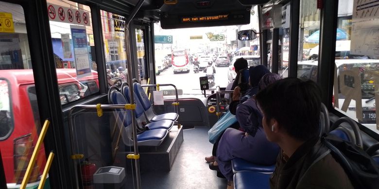 Sejumlah penumpang sedang duduk di dalam bus listrik Trans Metro Pasundan rute Leuwipanjang-Dago, Kota Bandung, Jawa Barat, Kamis (9/11/2023).