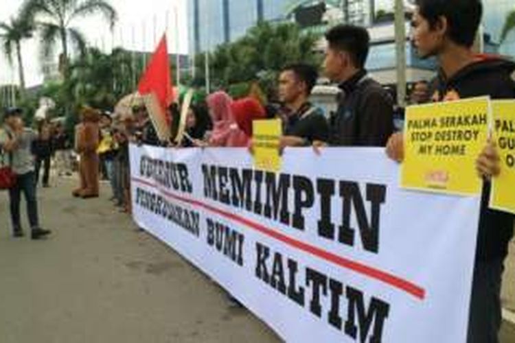 Massa aksi yang tergabung dalam Forum 1 Bumi menggelar aksi damai di depan kantor gubernur Kaltim, Kamis (21/4/2016). 